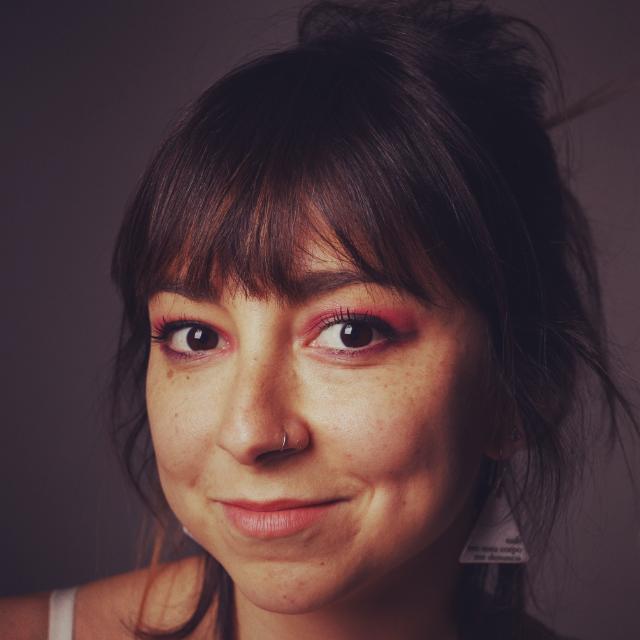 Retrato de Fê Carvalho Leite